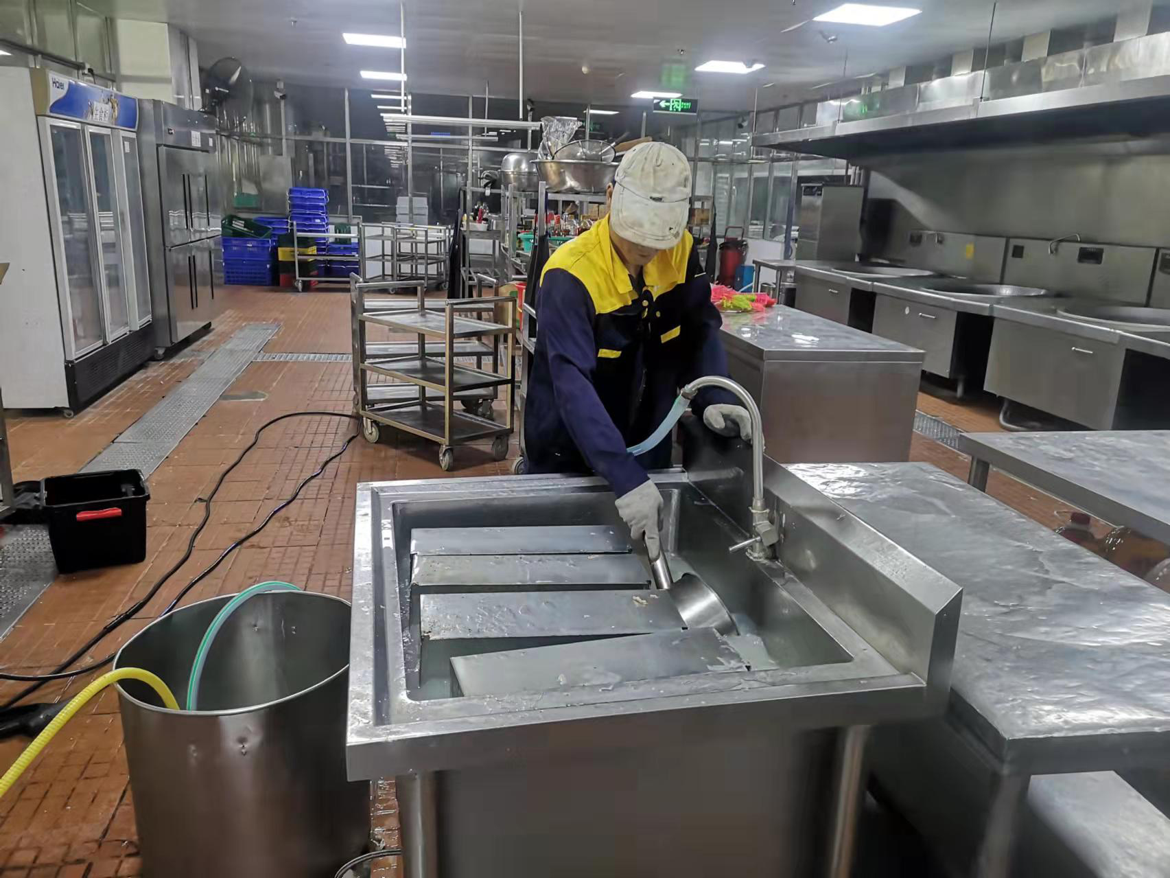 深圳酒店厨房油烟管道设备清洗方法(图2)