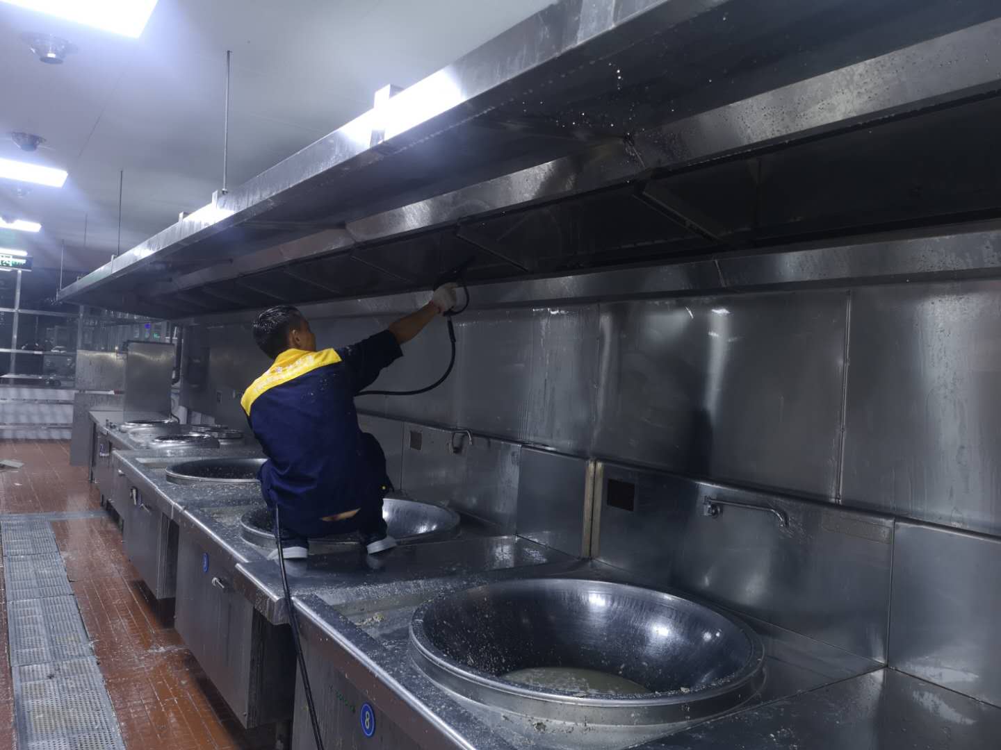 [深圳油煙管道清洗]專家告訴你油煙機多久需要清洗一次